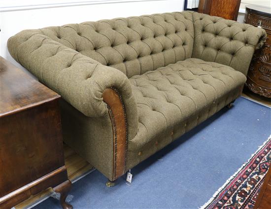 An upholstered buttoned back Chesterfield settee W.200cm